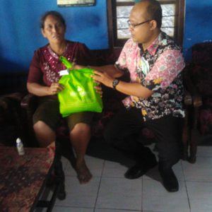 Kegiatan pembagian zakat/bingkisan yang dilakukan oleh  PT. BPR SOLOBARU PERMAI